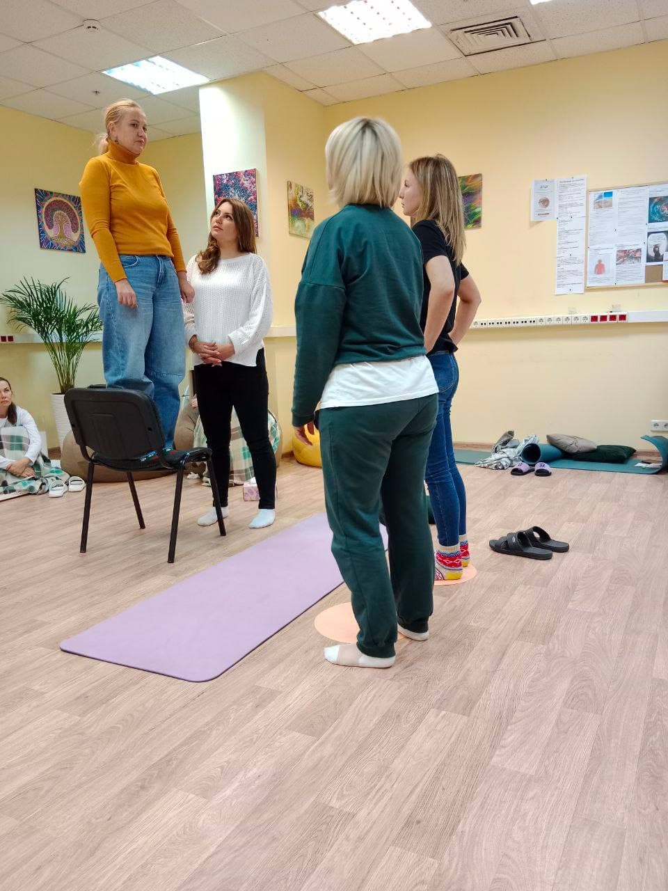 Участники практики «Перерождение» проживают процесс перезапуска через тело в поддерживающей группе